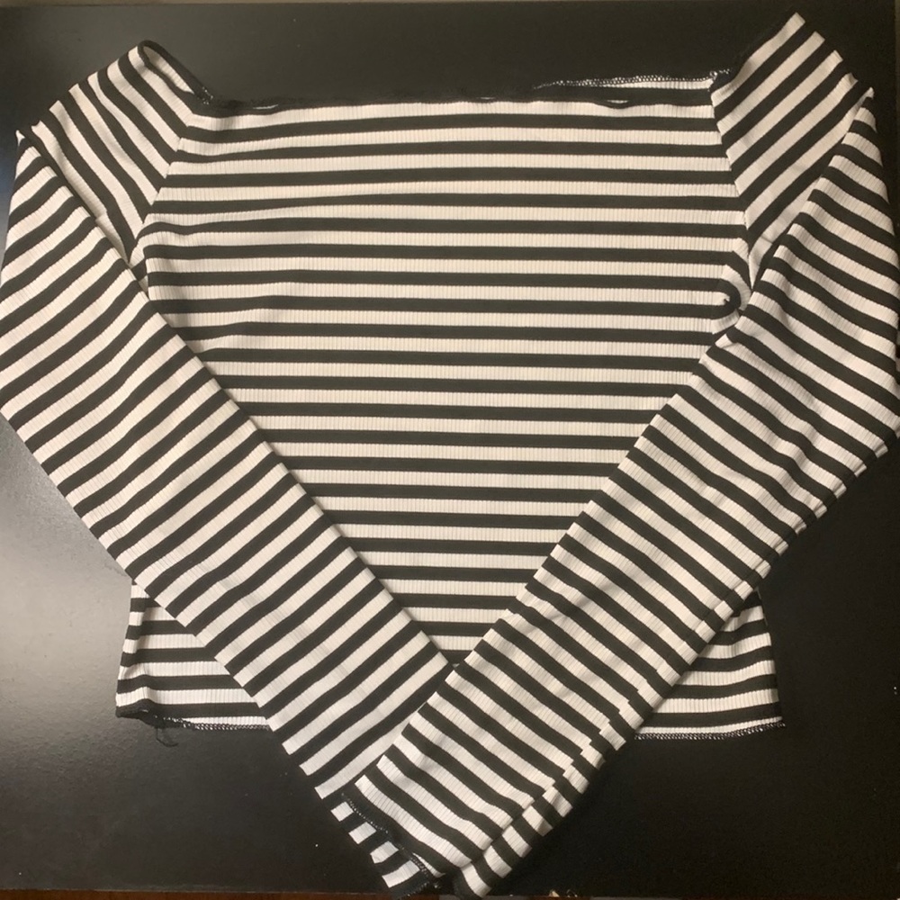 Off-shoulder long sleeve crop top